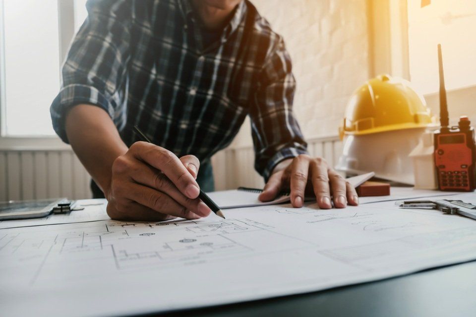 Un architetto che realizza un progetto d'interni