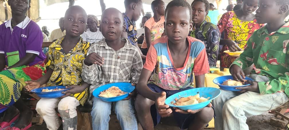 Amigos Internacionales brings food to the vulnerable starving African children. 