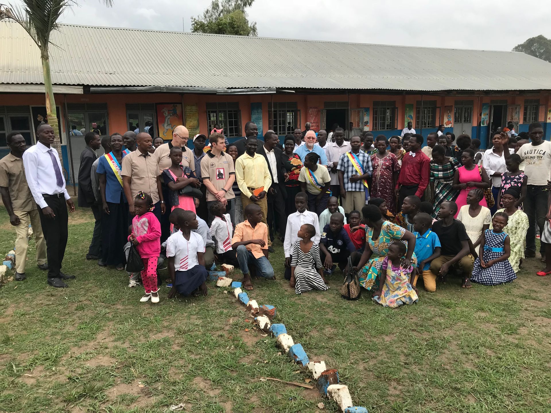 A group of people are posing for a picture in front of a building.