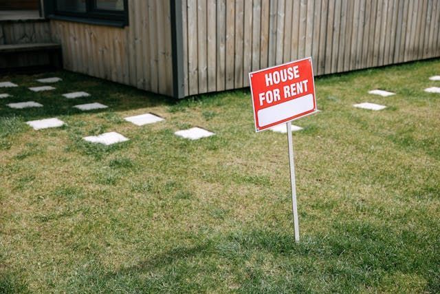 House+for+rent+sign+on+lawn