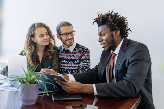 Property+Manager+speaking+with+two+tenants