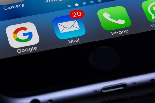 phone+screen+displaying+the+mail+app