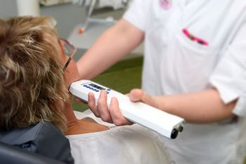 Kvinna får laserbehandling mot käkledsbesvär