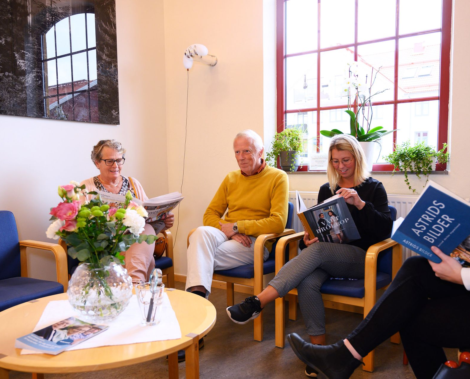 Patient med tandläkarskräck möts av personal i väntrummet hos Askersundstandläkarna