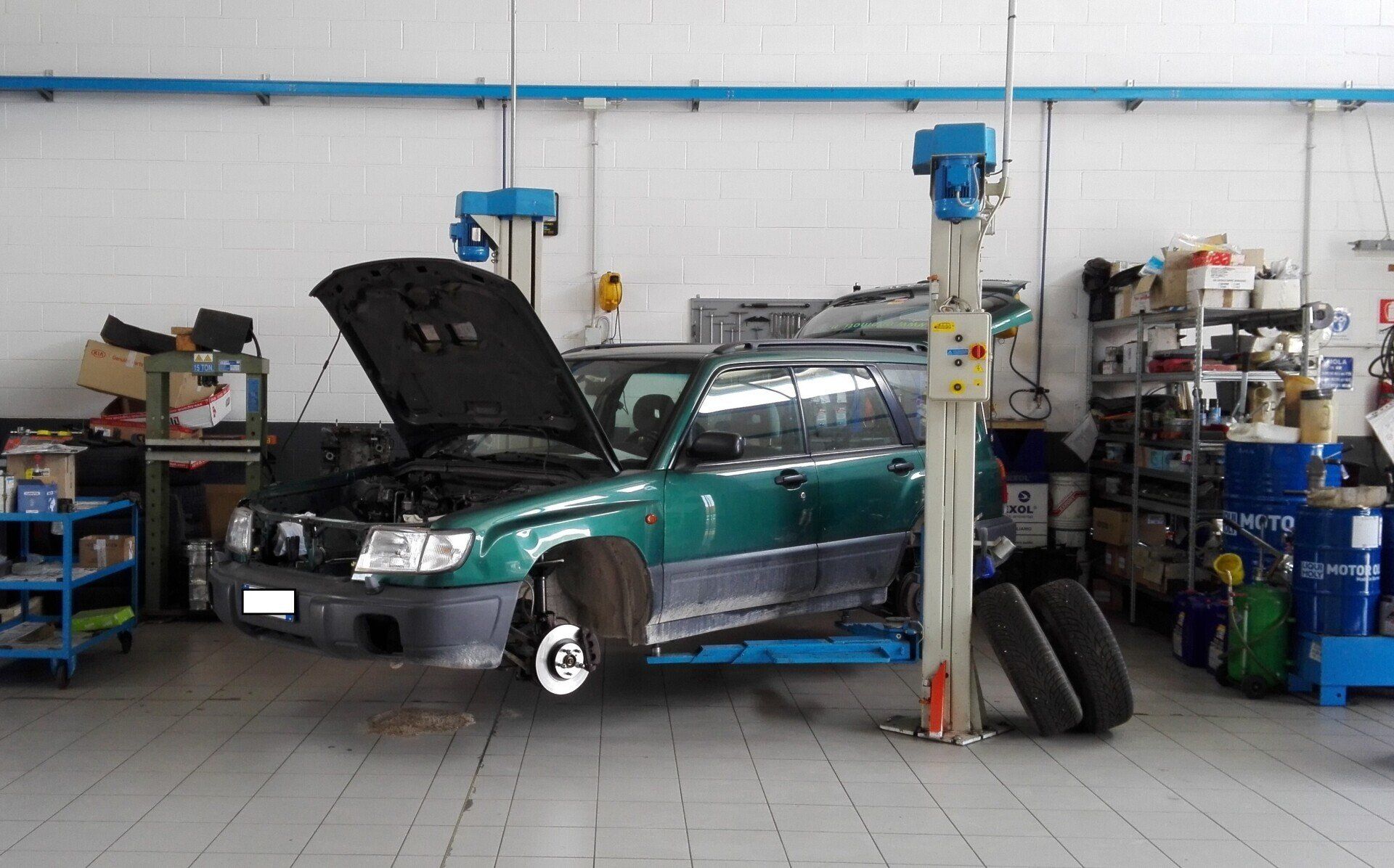 riparazione motore in officina