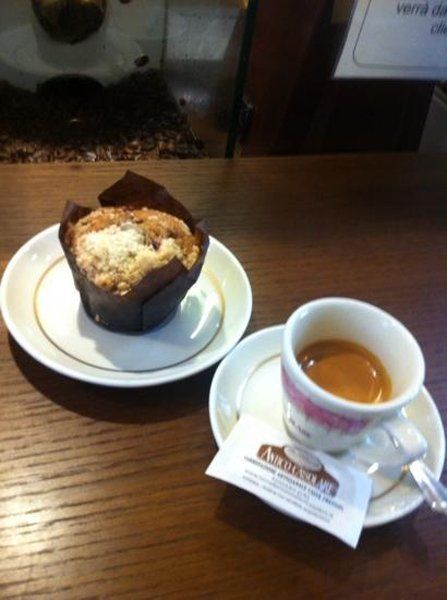 Tazzina di caffè e muffin