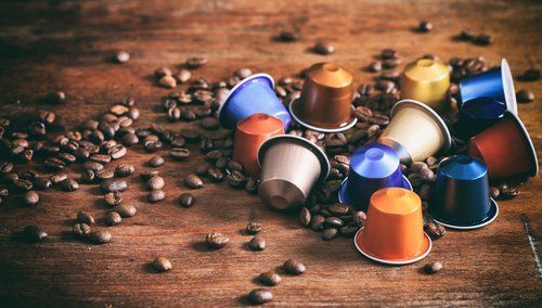 Grani di caffè e capsule in diversi colori