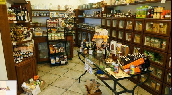 area interna della caffetteria con vini e dolci in esposizione