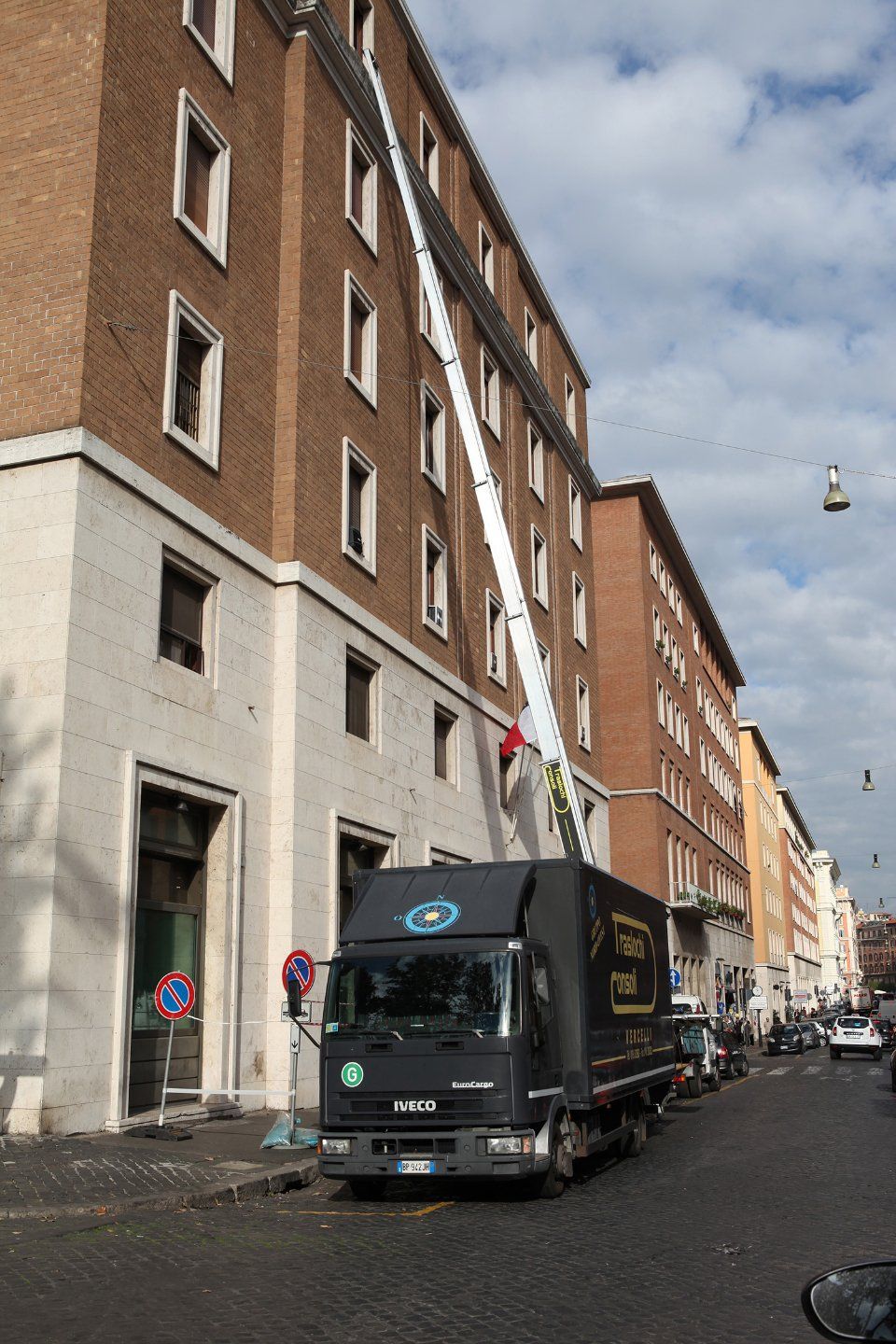 mezzo con autoscala per trasloco appartamento condominio