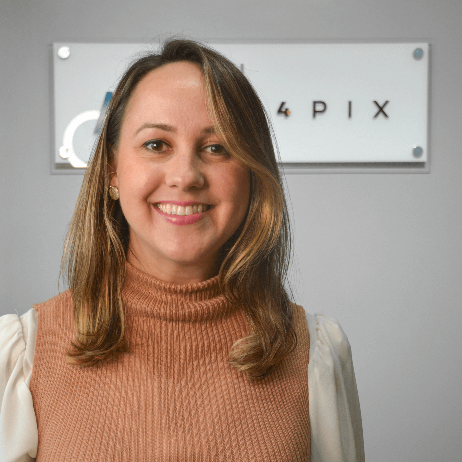 Uma mulher está sorrindo na frente de uma placa que diz 4 pix