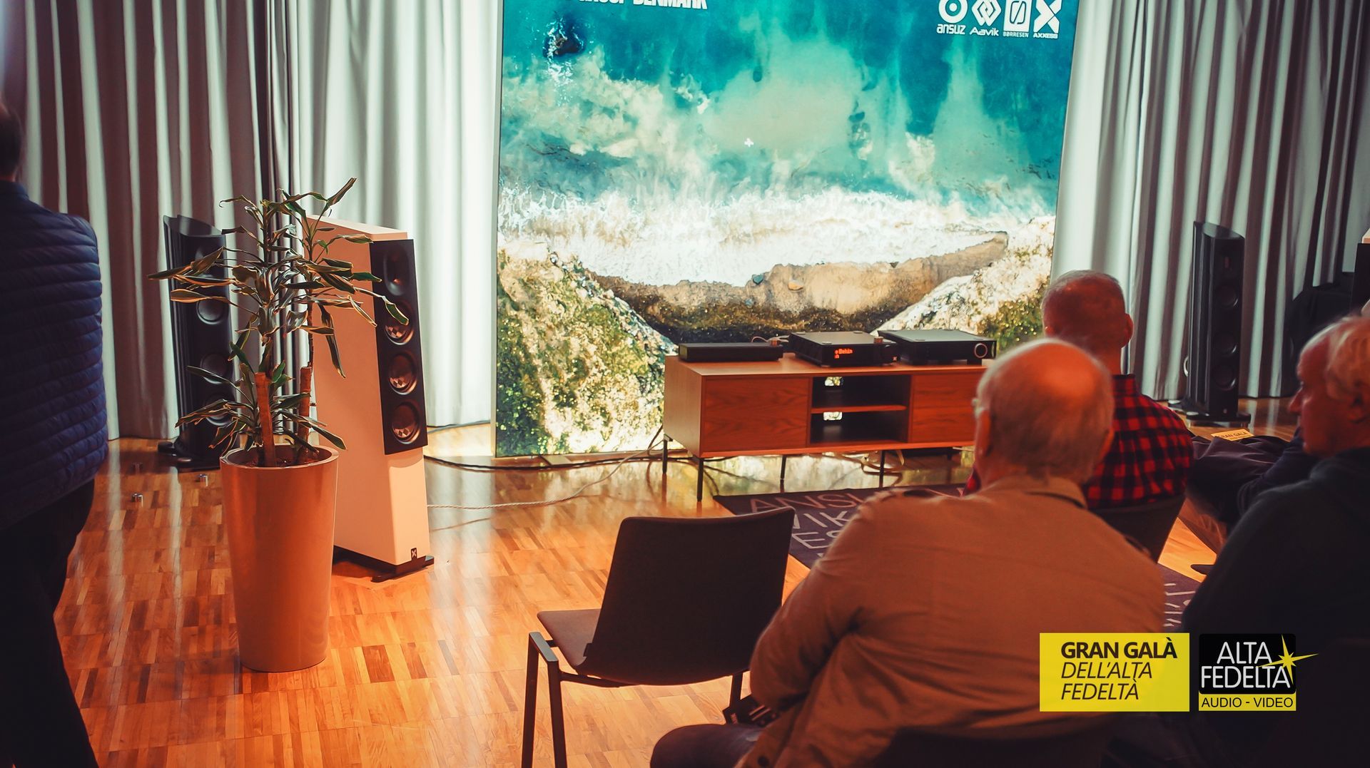 Gran Galà dell'Alta Fedeltà, la fier a Hifi organizzata da Giulio  Cesare Ricci. Inn questa Edizione di Milano, delle bellissime  sale come Borresen, aavik ma anche Naim, Focal, Rega, Leica, Hiesense. In sala Petra Magoni e 