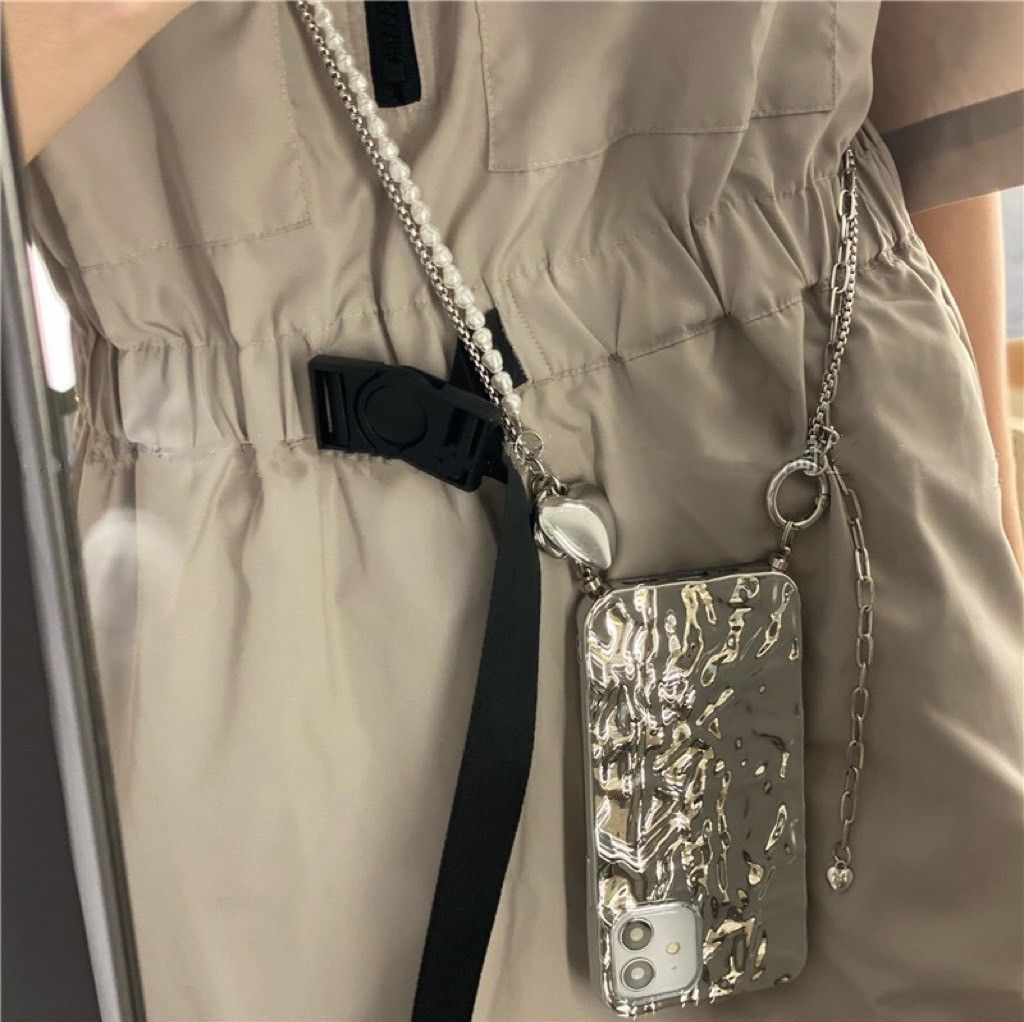 銀色愛心吊墜斜跨鍊條手機殼IPHONEXS系列/11/12/13/14/15    TE2402005