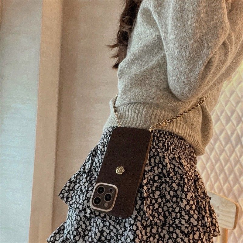 美拉德焦糖小香風山茶花斜跨鍊條可調整手機殼IPHONEXS系列/11/12/13/14/15      TE2402004