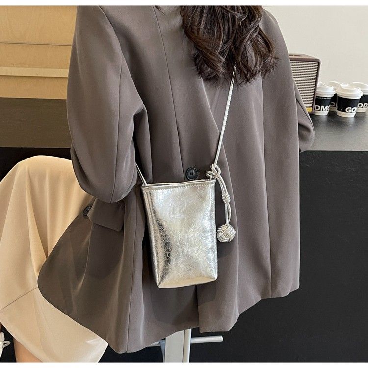 高級感時髦銀色油皮手機包迷你小包百搭鏈條單肩斜背包  AB2502005