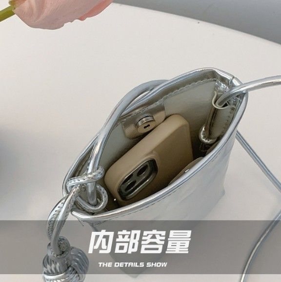 高級感時髦銀色油皮手機包迷你小包百搭鏈條單肩斜背包  AB2502005