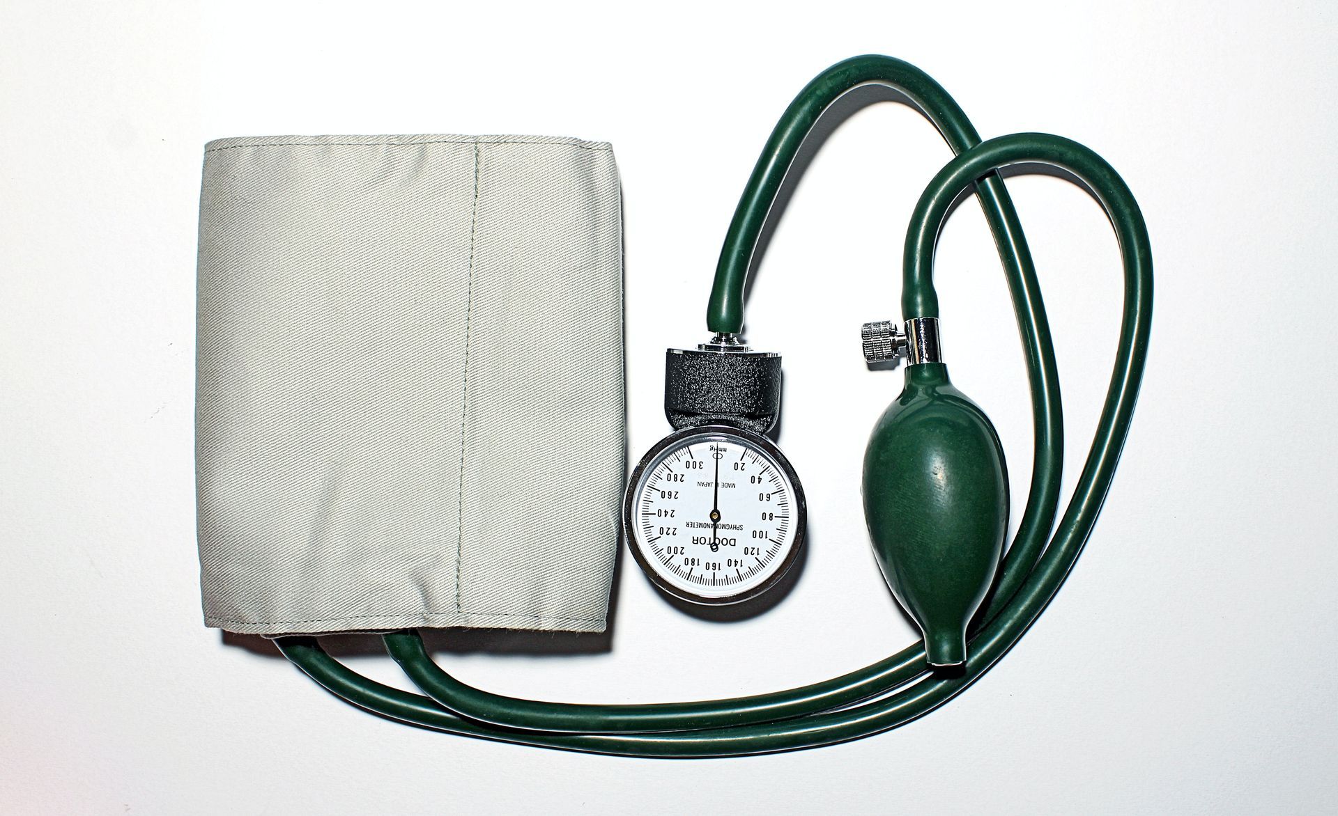 Uno stetoscopio verde e bianco con un orologio sopra