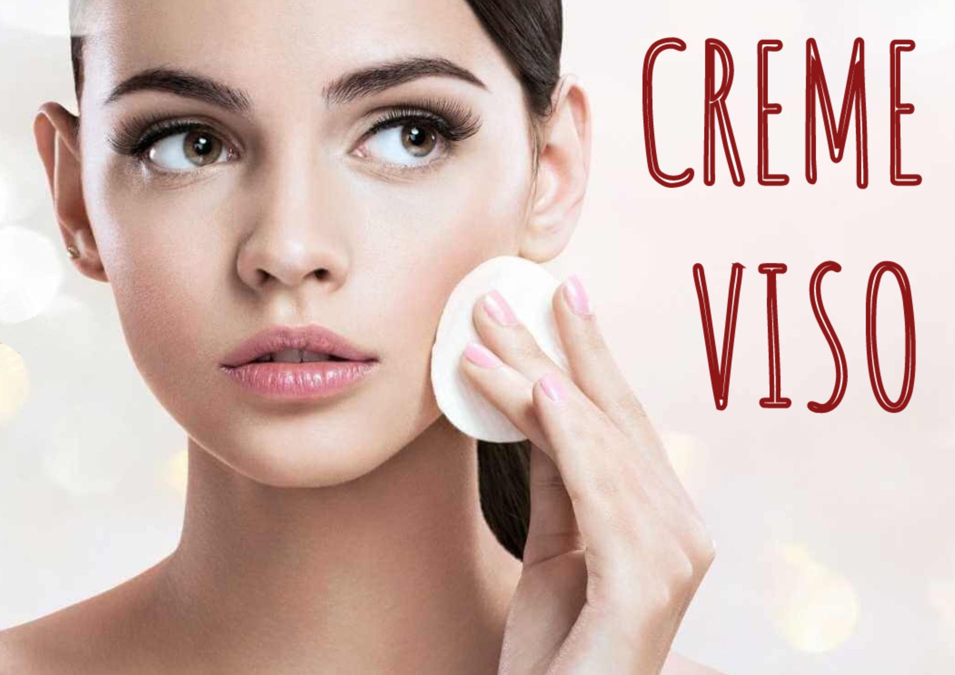 Una donna si pulisce il viso con una spugna.