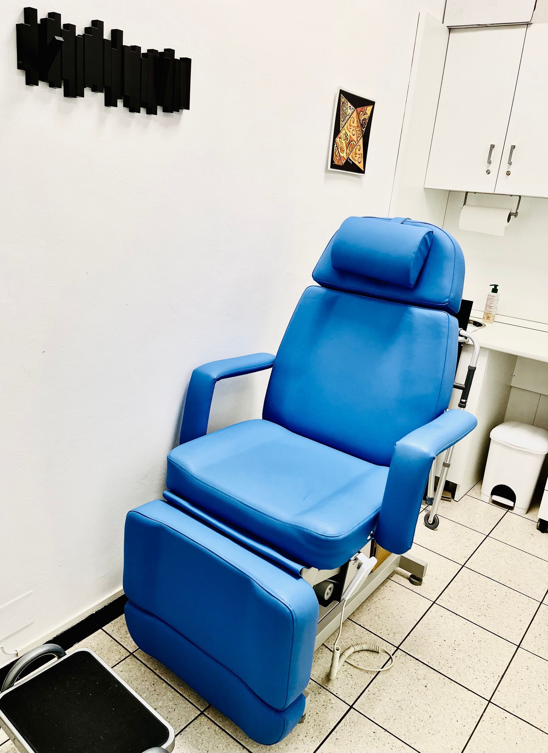 In una stanza accanto a una bilancia c'è una sedia blu