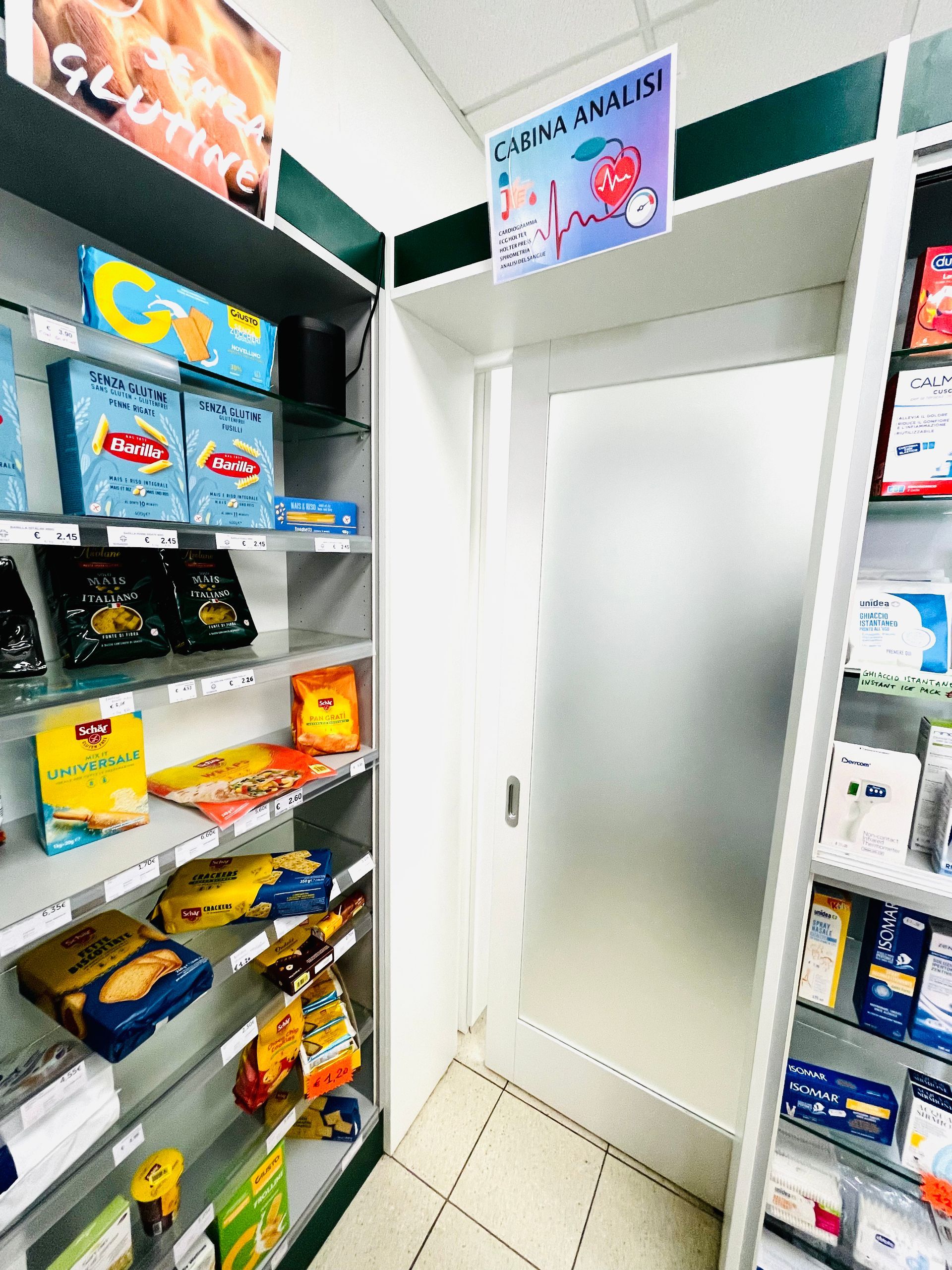 Un angolo di un negozio pieno di scaffali e scatole di cibo.