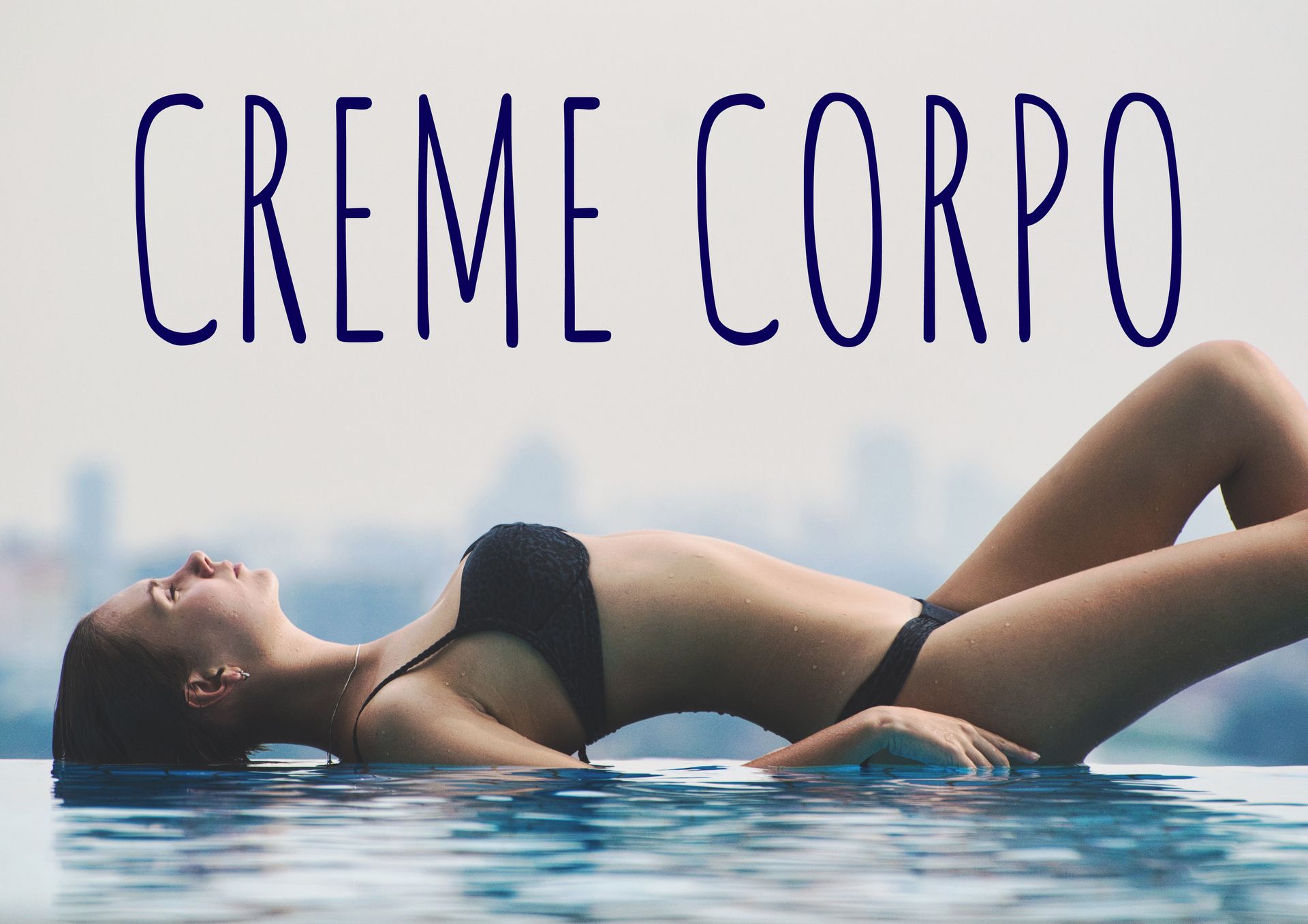 Una donna in bikini è sdraiata in una piscina