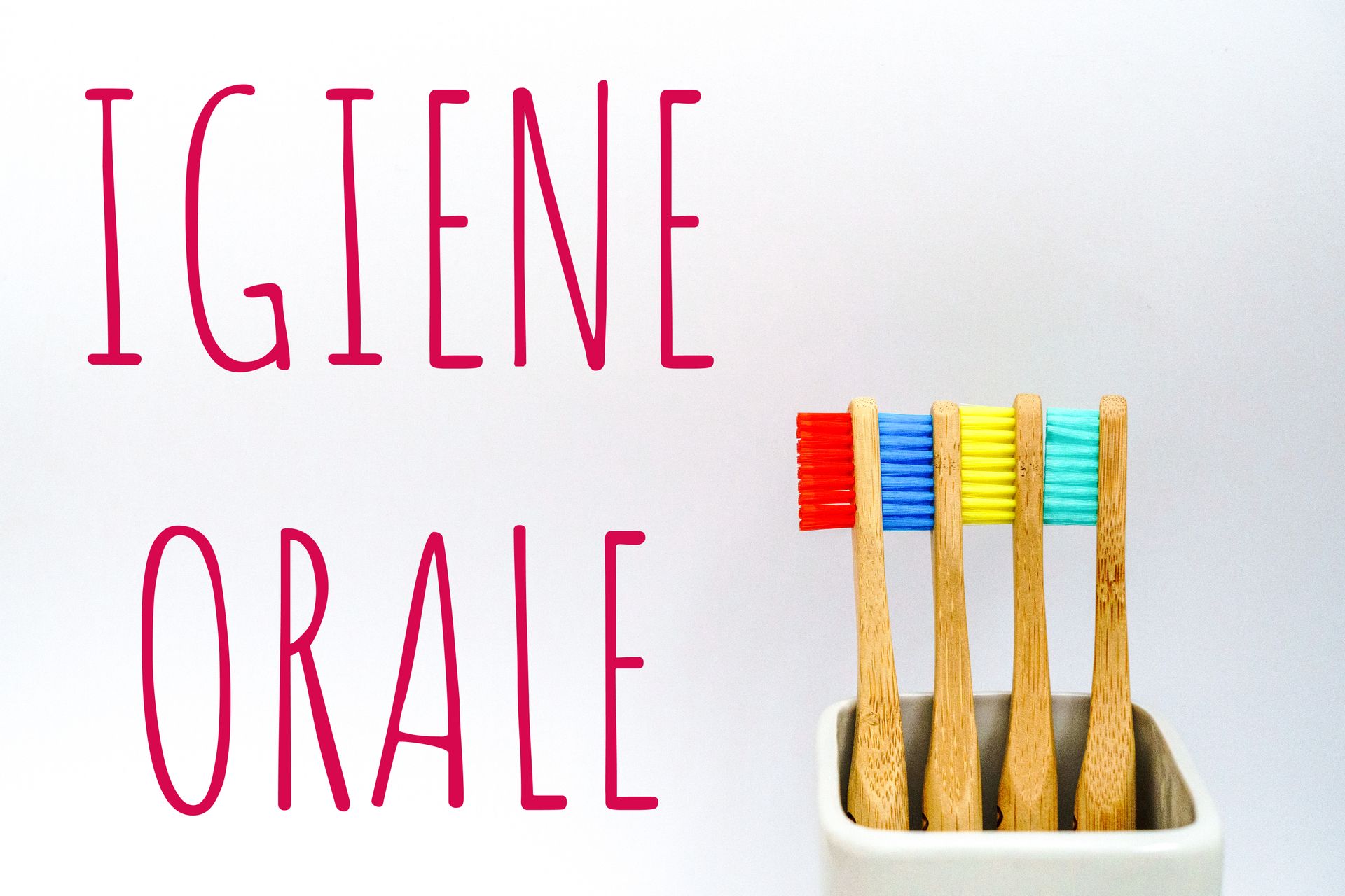 Tre spazzolini da denti in un contenitore con sopra la scritta igiene orale