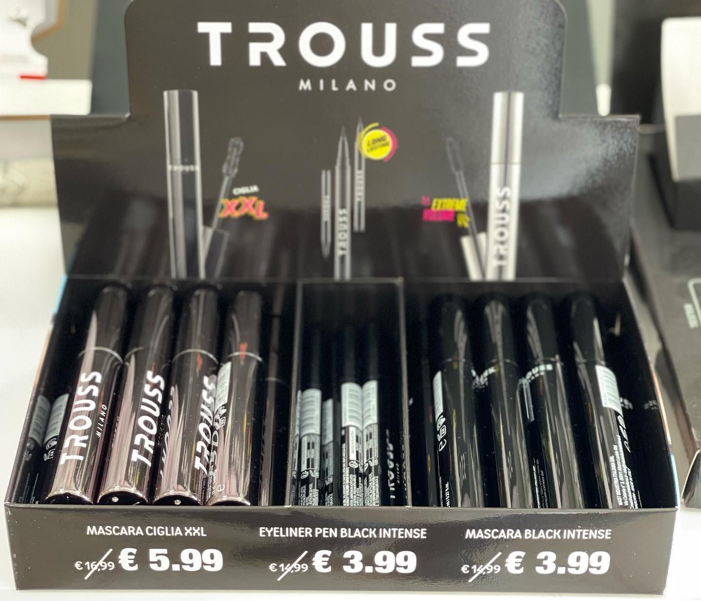 Una scatola di mascara e eyeliner trousse milano