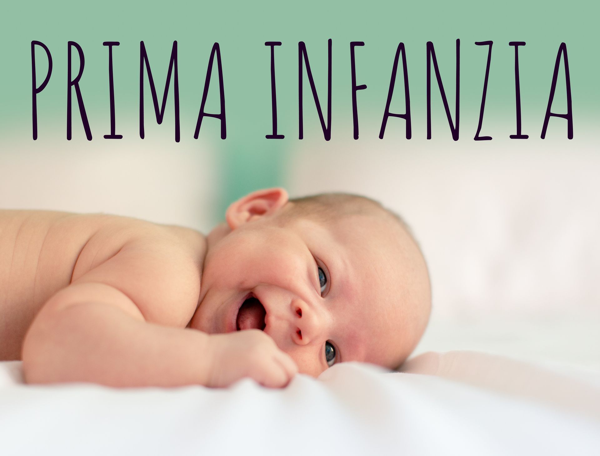Su un lettino è sdraiato un bambino con sopra la scritta prima infanzia