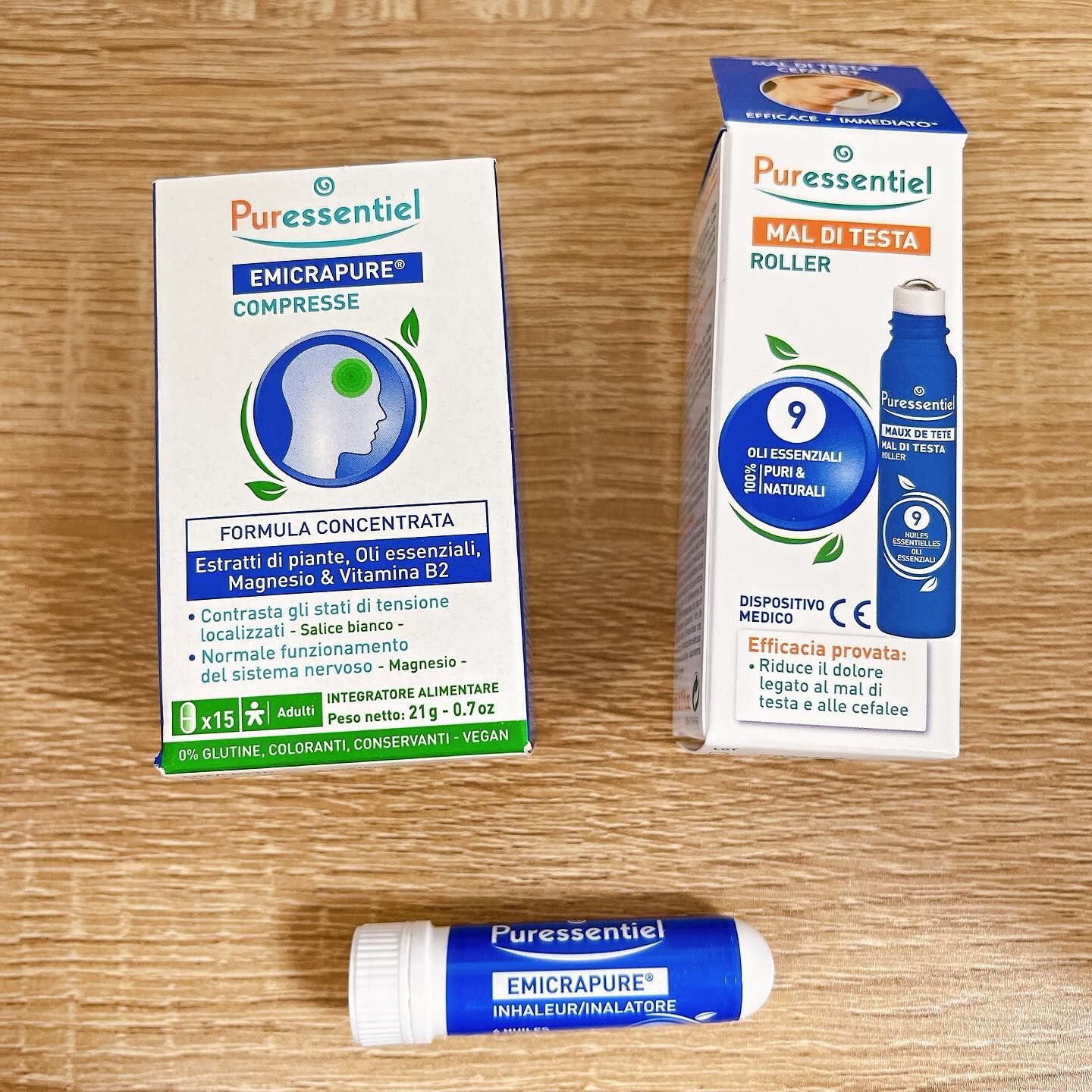 Due scatole di prodotti pureessentiel sono su un tavolo di legno