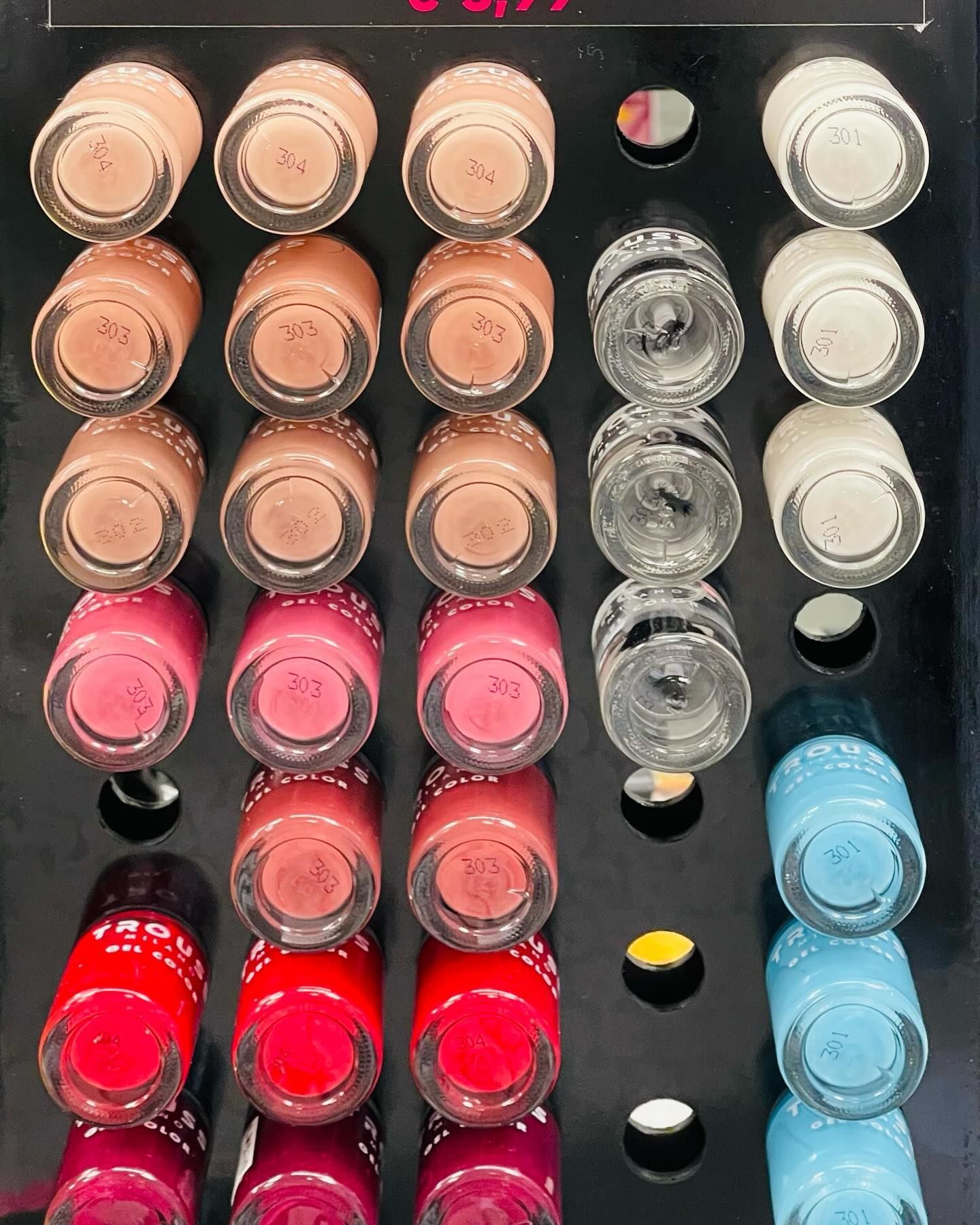 Diverse bottiglie di smalto sono allineate in fila