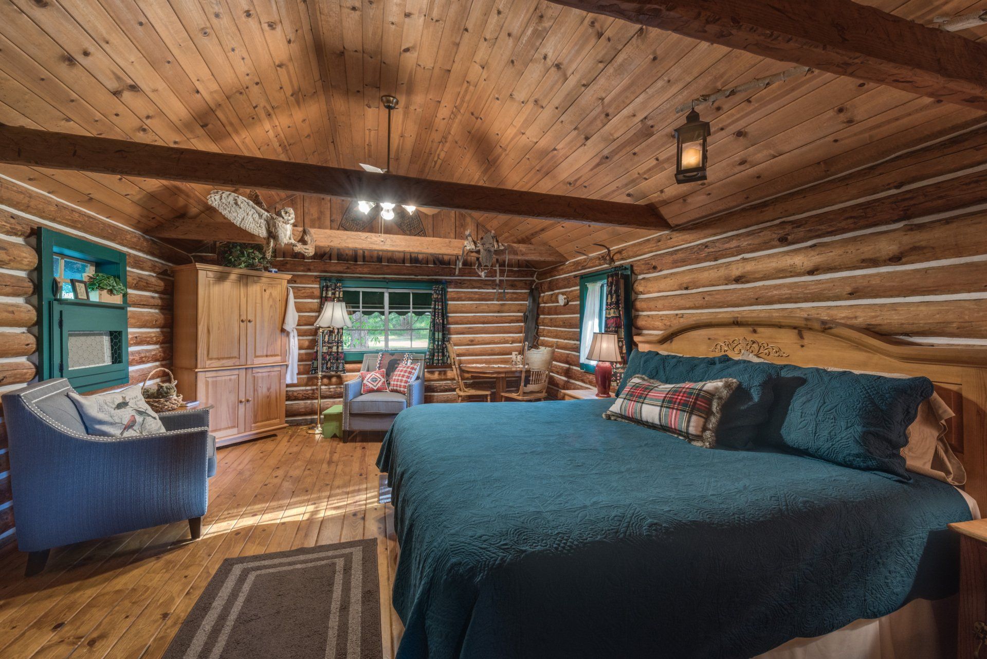 Betty's Cabin with a King Bed at ShadowRidge Ranch