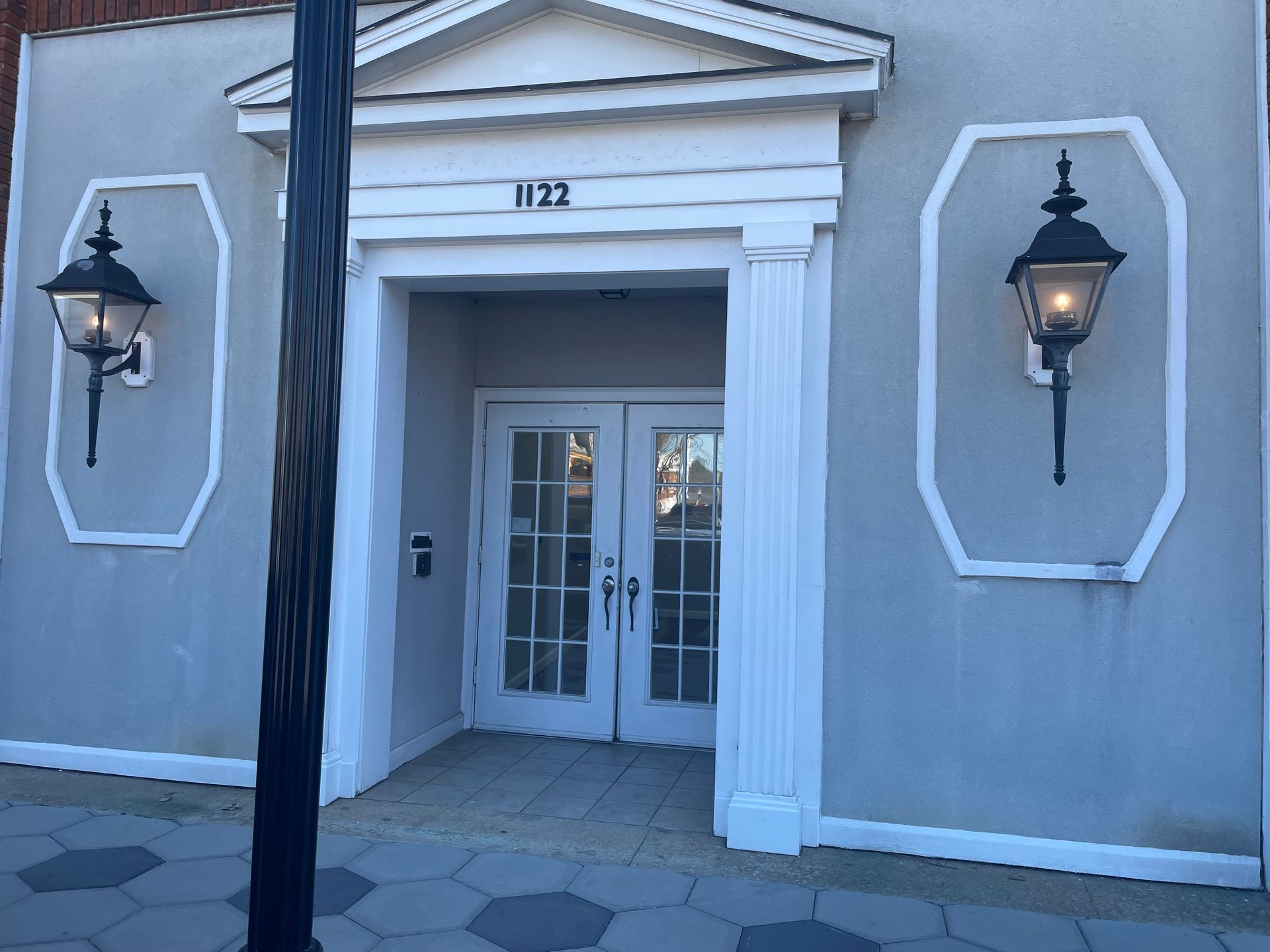 A building with the number 1122 on it