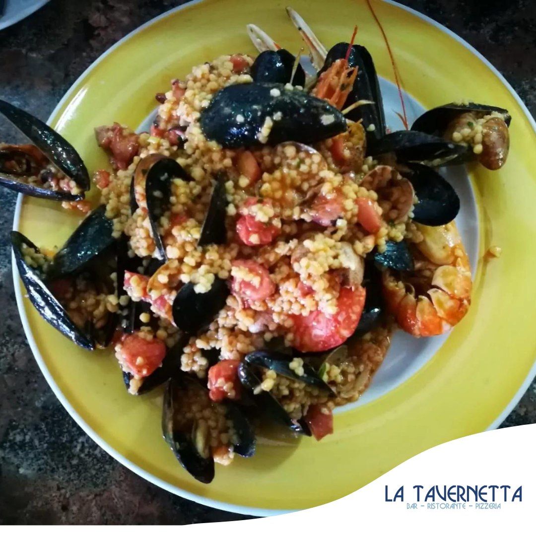 Risotto ai frutti di mare su piatto giallo con cozze e gamberi. Logo