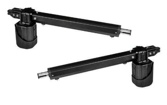 Dos actuadores lineales eléctricos negros con varillas plateadas extendidas sobre fondo blanco.