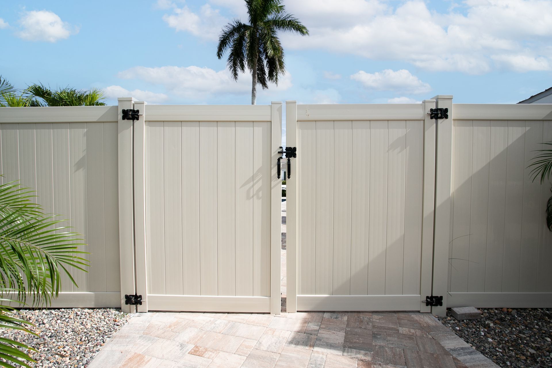 privacy vinyl fence with lock