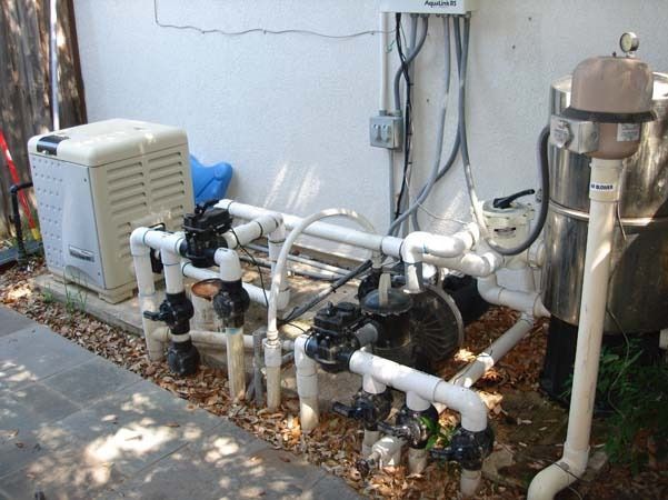 A bunch of pipes are sitting outside of a building