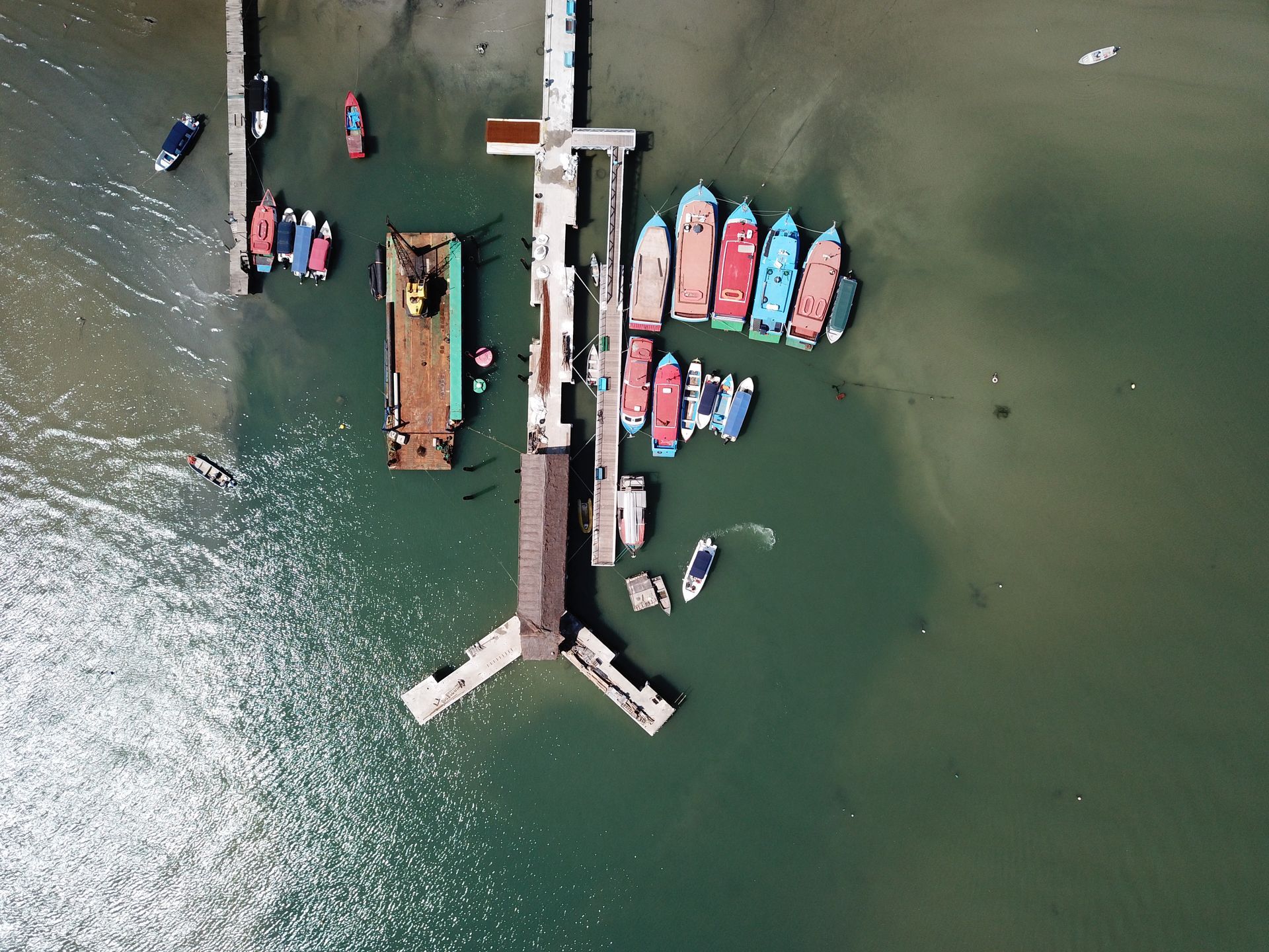 Uma vista aérea de barcos atracados em um píer