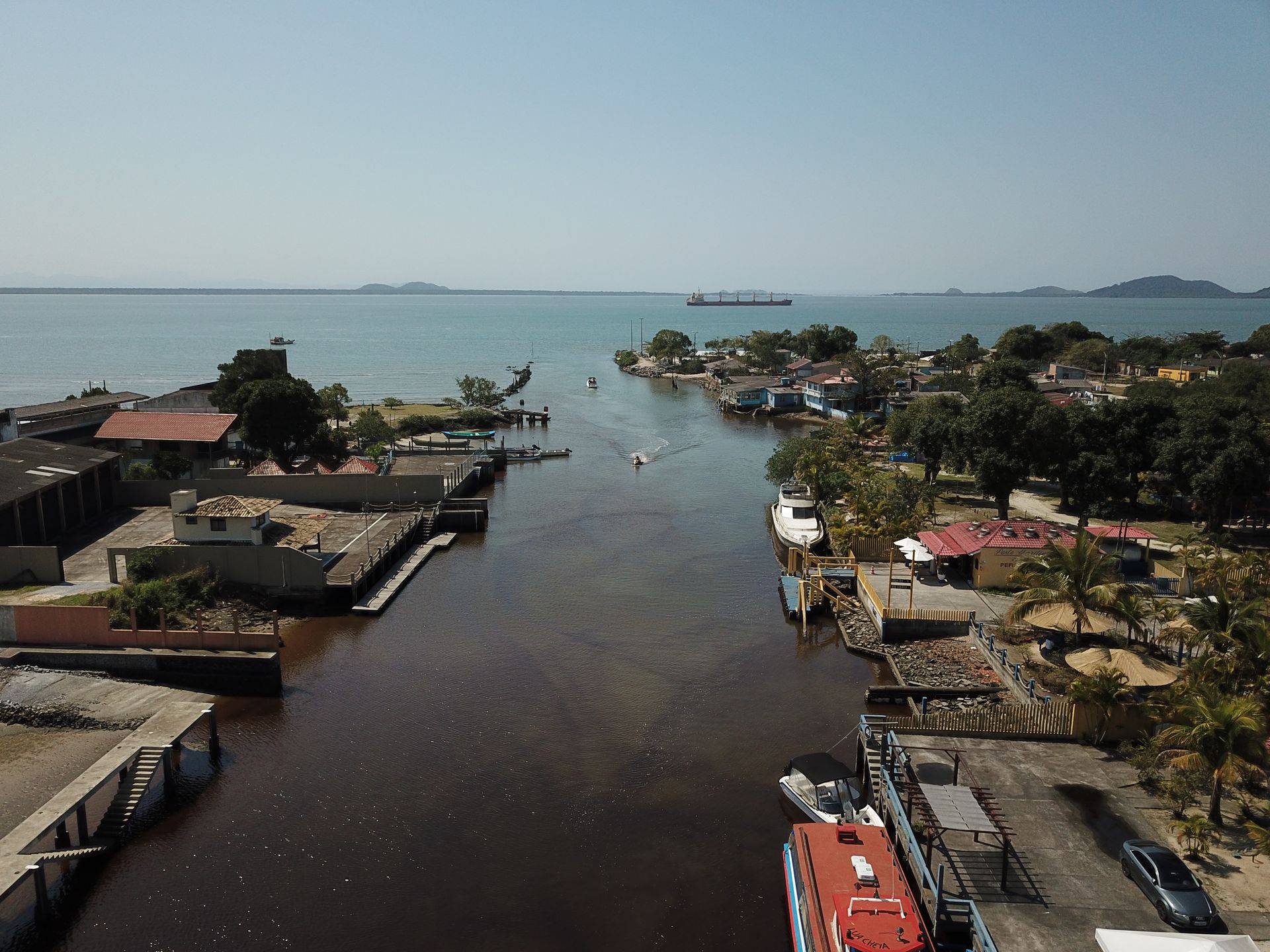Uma vista aérea de um corpo de água com barcos nele
