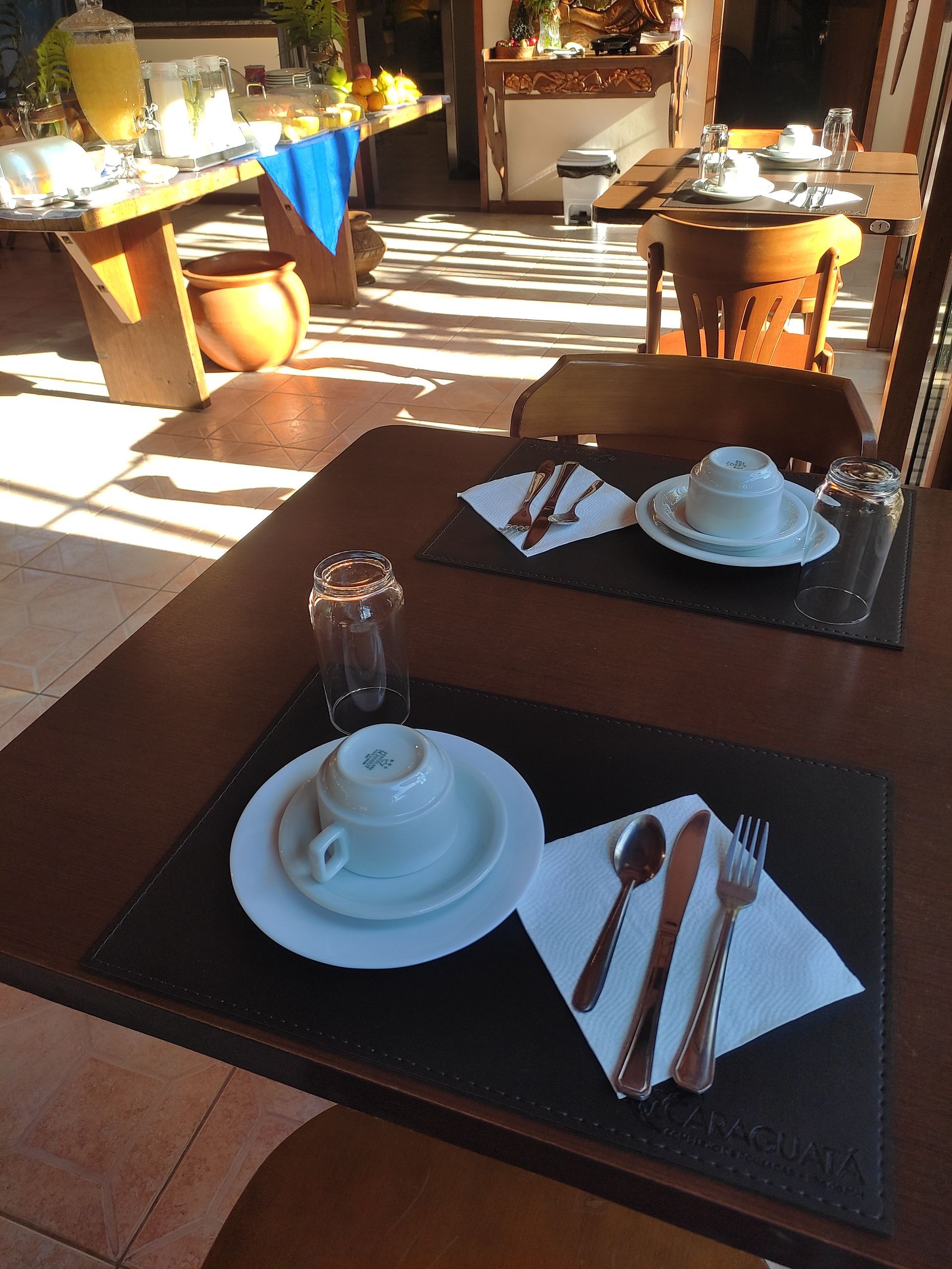 Uma mesa com pratos e talheres sobre ela