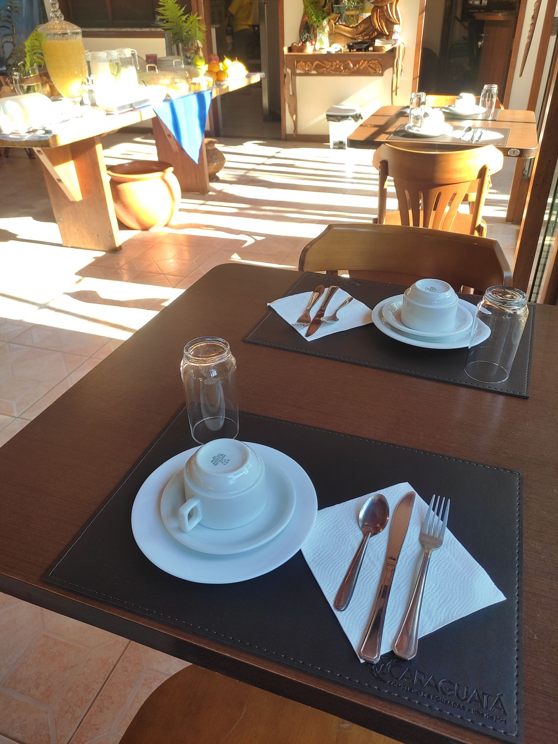 Uma mesa com pratos e talheres sobre ela