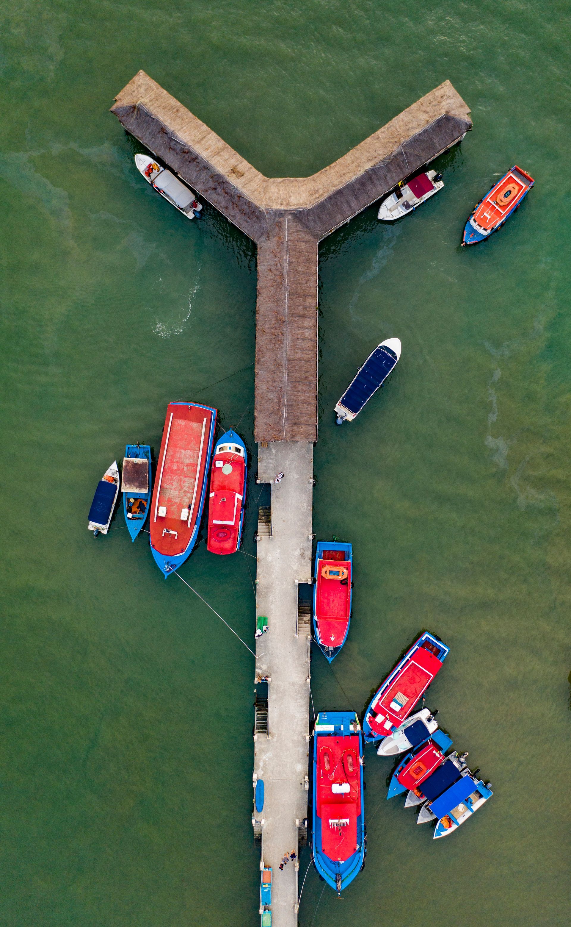 Uma vista aérea de um píer com barcos atracados.