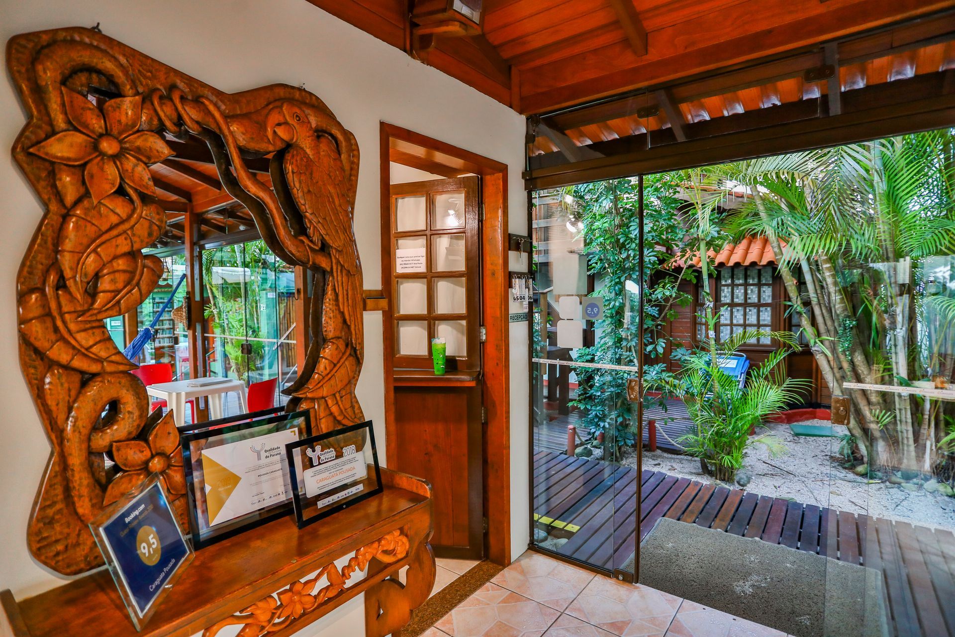 Uma sala com uma mesa de madeira e um espelho na parede.