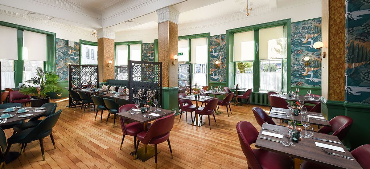 A large dining room with lots of tables and chairs.