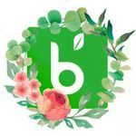Een witte kleine letter 'b' met een bladaccent op een groen vierkant, omringd door een aquarelkrans van roze bloemen.