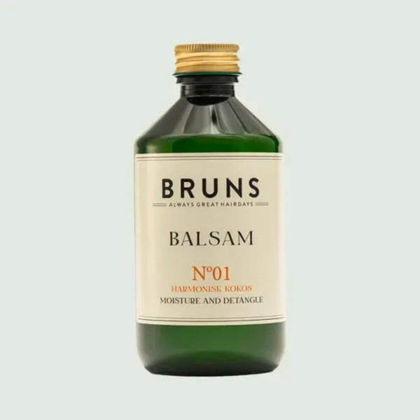 Een donkergroene fles Bruns No. 01 Balsam, met een crèmekleurig etiket met zwarte en oranje tekst op een lichte achtergrond.