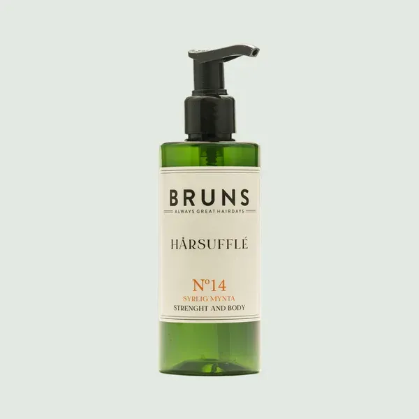 Een pompflacon van Bruns No. 14 Hårsufflé haarproduct met een groene plastic verpakking en een wit etiket.