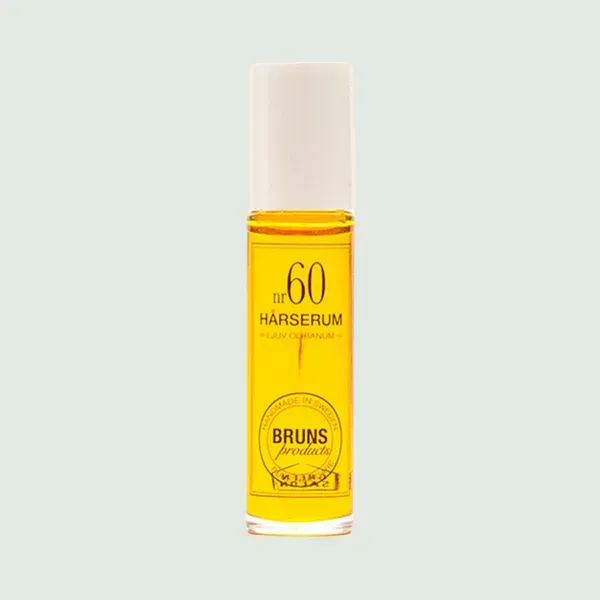 Een fles Bruns Products No. 60 Hårserum met gele vloeistof en een witte dop tegen een lichte achtergrond.