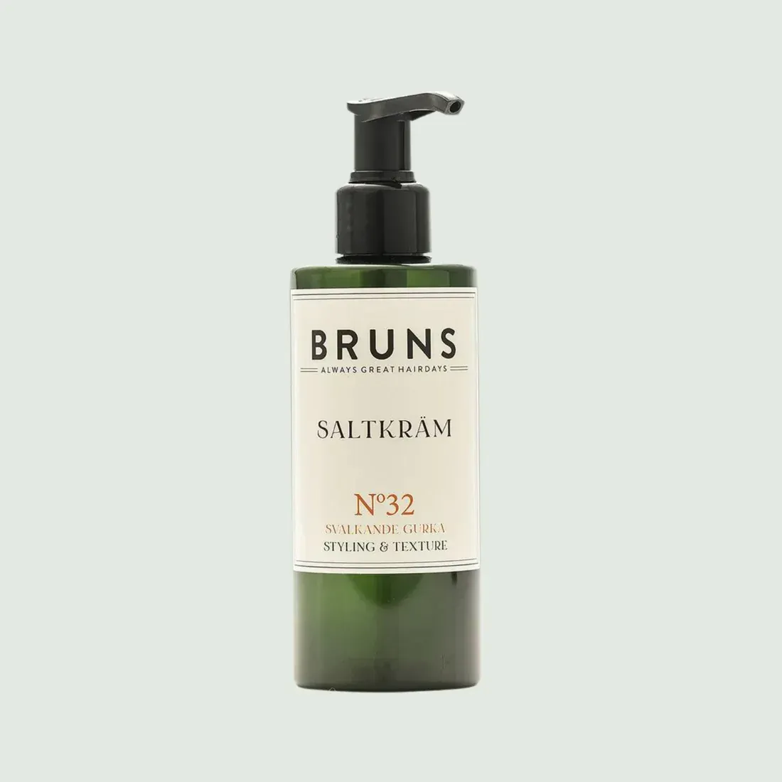 Een groene pompflacon van Bruns Products Salt Cream nr. 32 tegen een lichtgroene achtergrond.