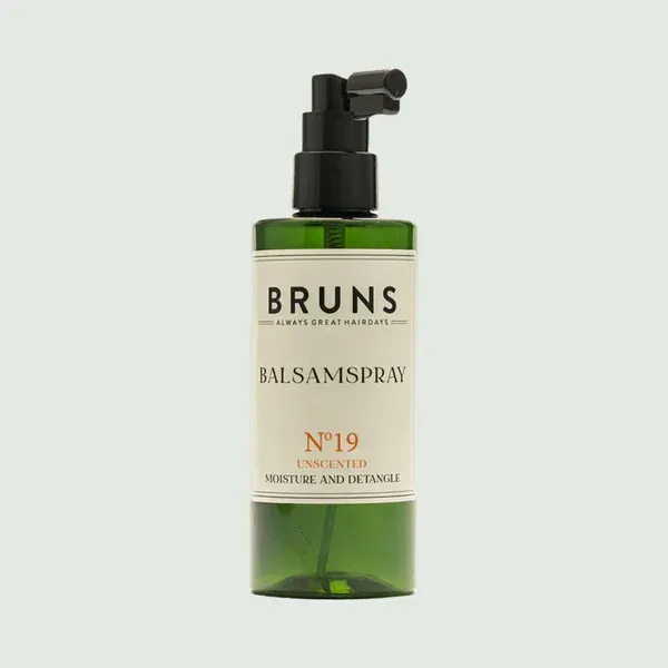 Een groene plastic fles Bruns No. 19 Balsamspray met een zwarte pompdispenser en een crèmekleurig productetiket.