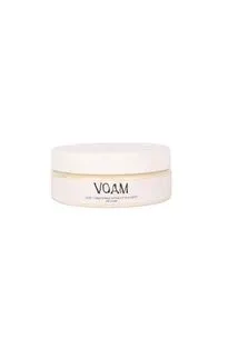 Een witte, ronde pot VOAM haarconditioner op een witte achtergrond.