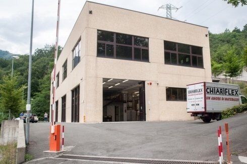 vista azienda dall'esterno con camion